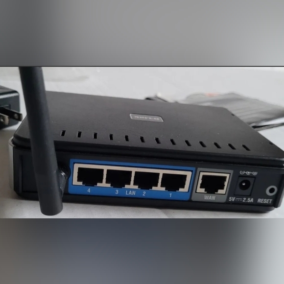 D-Link G WBR-2310 108 Mbps 4-Port 10/100 Wireless G Router - Picture 9 of 11